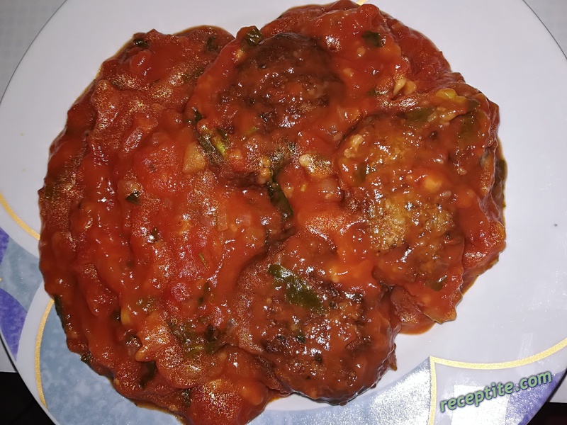 Снимки към Кюфтета с доматен сос