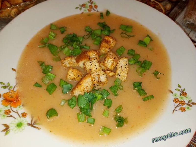 Снимки към Крем-супа от картофи и чушки с крутони