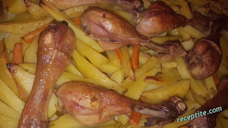 Снимки към Пилешки бутчета с хрупкави картофи на фурна