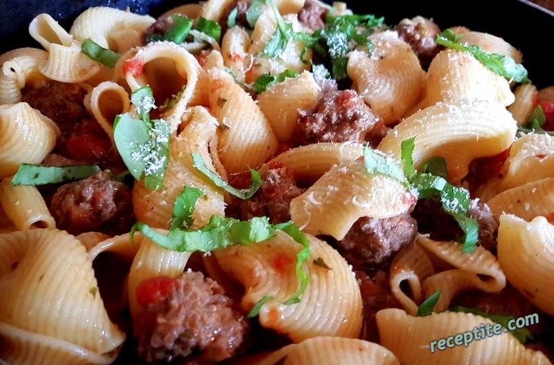 Снимки към Лумакони с кюфтенца в доматен сос