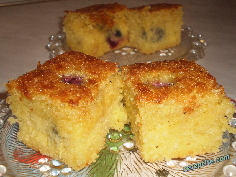 Снимки към Сочен сладкиш с грис и череши