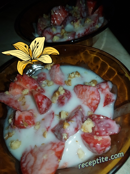 Снимки към Ягоди с кисело мляко