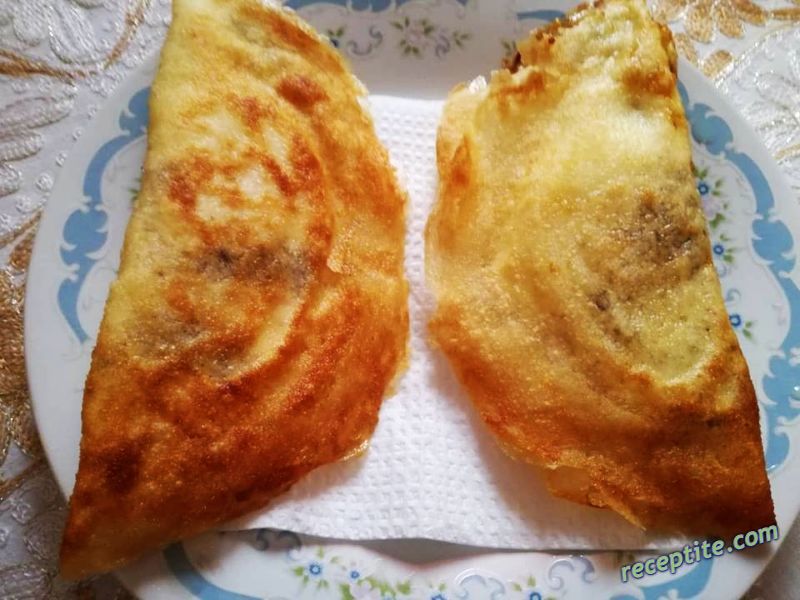 Снимки към Арабски бурик - пържено яйце в кора за баница