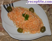 снимка 1 към рецепта Салата с моркови, варени яйца и заквасена сметана