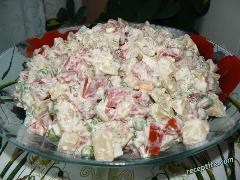 Снимки към Сметанова салата с картофи, домати и грах