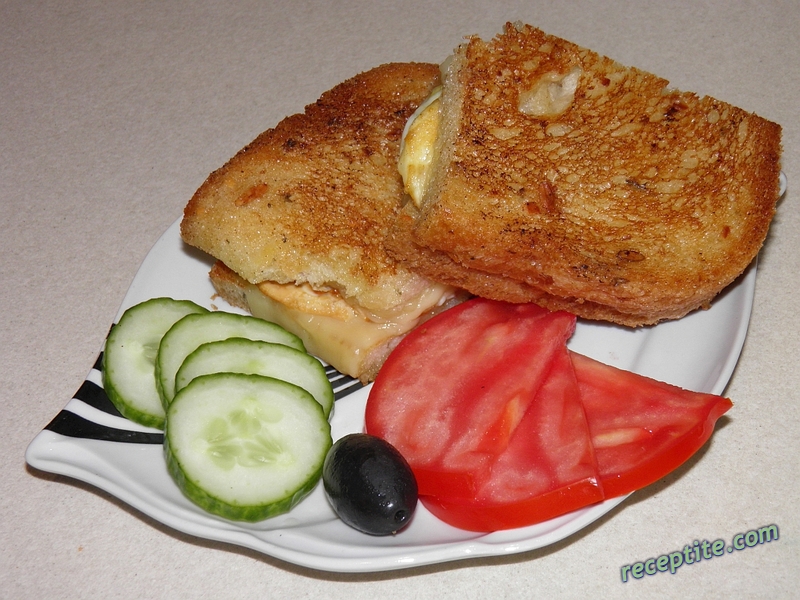 Снимки към Сандвич с пържени яйца и сирене