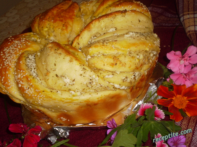 Снимки към Питка венец със сирене и билки