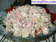 снимка 1 към рецепта Сметанова салата с картофи, домати и грах