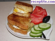 Сандвич с пържени яйца и сирене