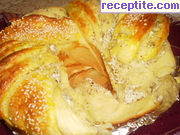 снимка 3 към рецепта Питка венец със сирене и билки