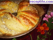 снимка 1 към рецепта Питка венец със сирене и билки