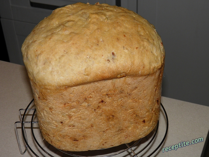 Снимки към Хляб с фритиран (пържен) лук в хлебопекарна.