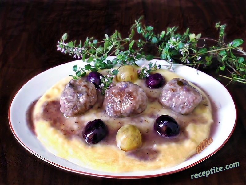 Снимки към Кюфтенца с винен сос, грозде и картофено пюре