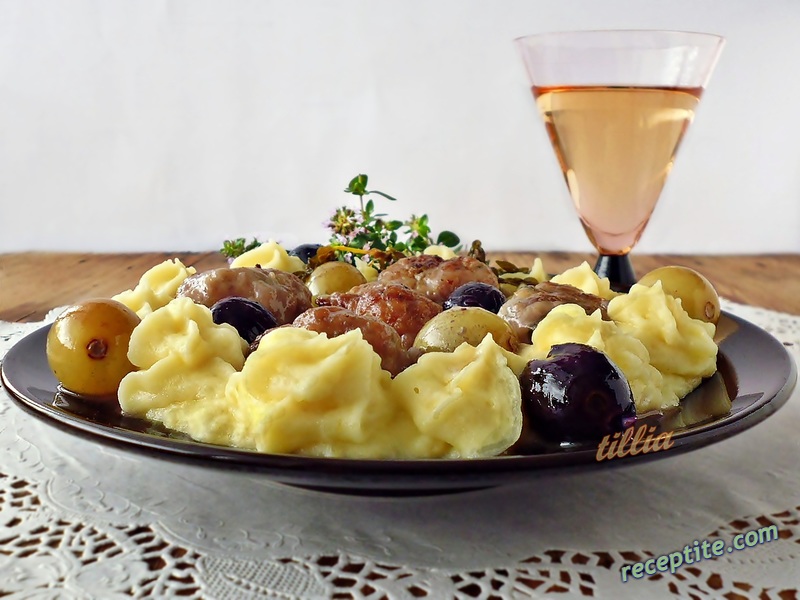 Снимки към Кюфтенца с винен сос, грозде и картофено пюре