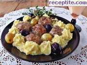 снимка 3 към рецепта Кюфтенца с винен сос, грозде и картофено пюре