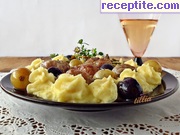снимка 2 към рецепта Кюфтенца с винен сос, грозде и картофено пюре