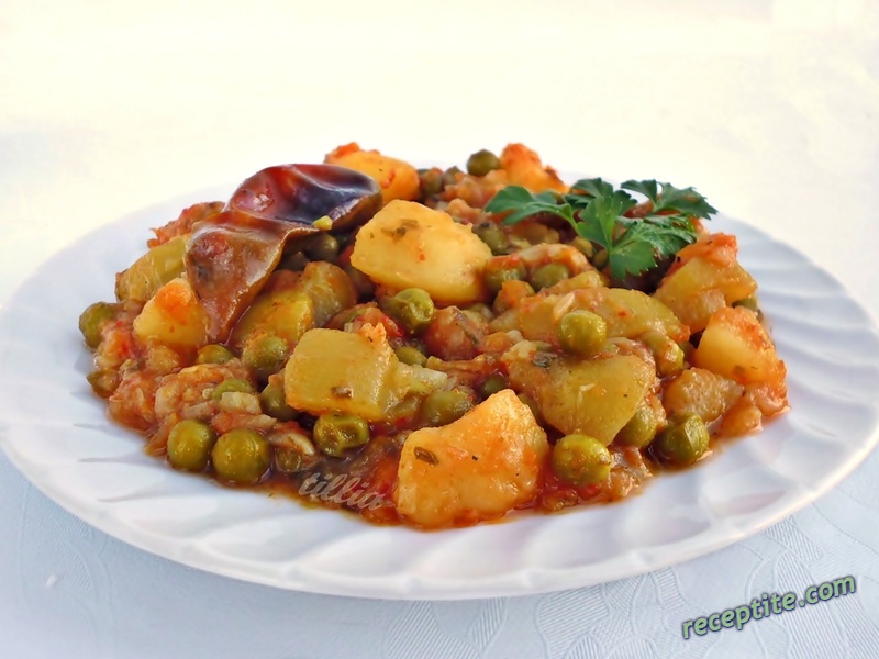 Снимки към Яхния с тиквички, картофи и грах