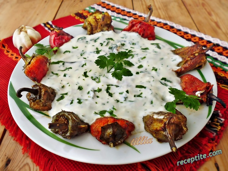 Снимки към Чушки с чесново кисело мляко