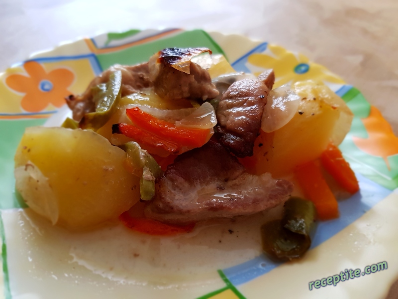 Снимки към Свинско с картофи на фурна