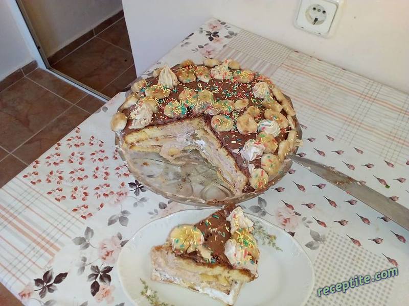Снимки към Торта с течен шоколад, сметана и банани
