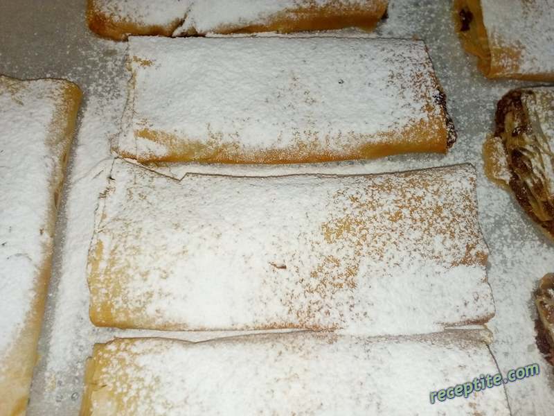 Снимки към Щрудел с ябълки, канела и орехи