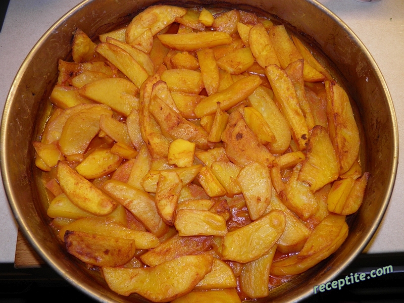 Снимки към Картофи с червен пипер и куркума на фурна