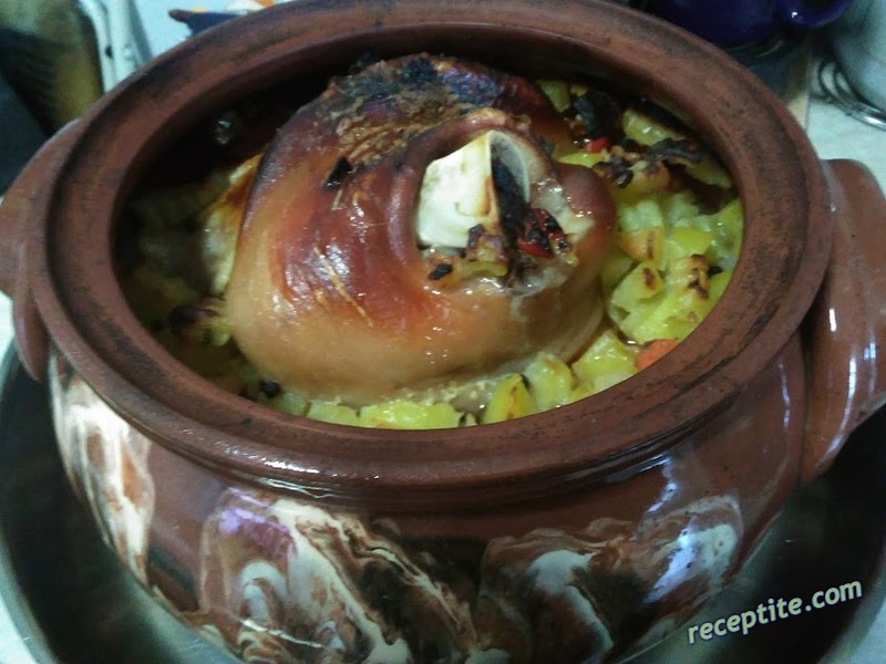 Снимки към Свински джолани с картофи в гювеч