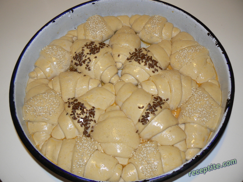 Снимки към Погача на кифлички