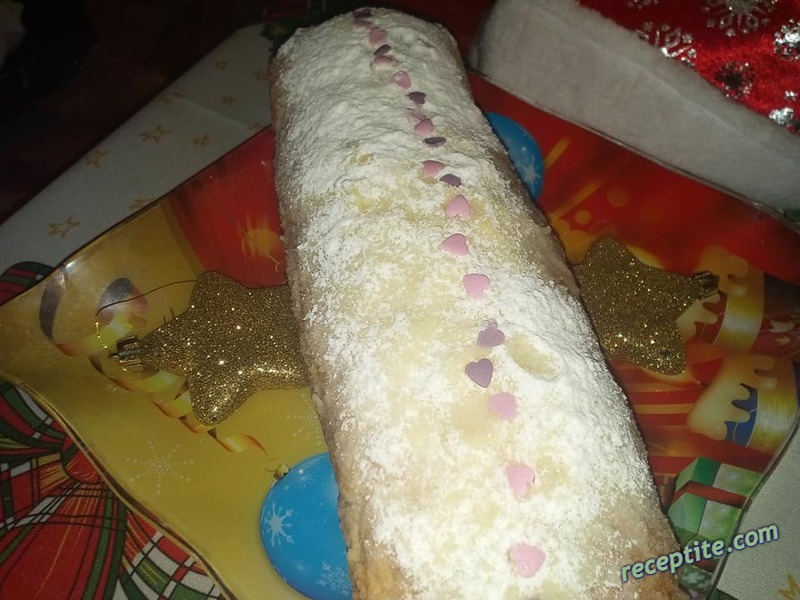 Снимки към Коледен щолен с шоколад и много ядки
