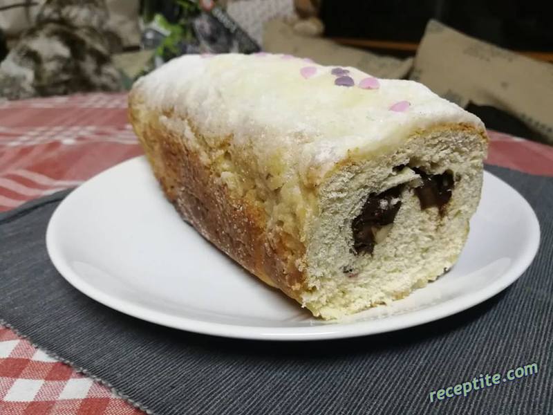 Снимки към Коледен щолен с шоколад и много ядки