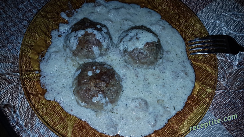 Снимки към Кюфтенца в сметанов сос на фурна