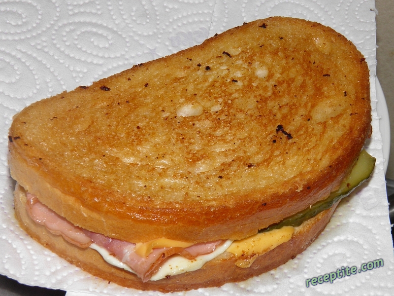 Снимки към Сандвич с кисела краставичка, бекон и чедър