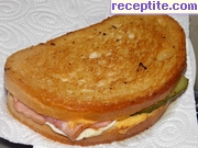 снимка 2 към рецепта Сандвич с кисела краставичка, бекон и чедър