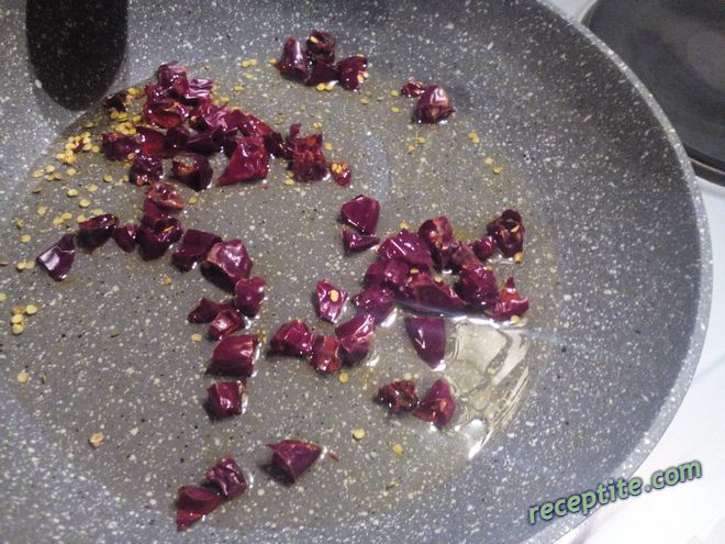 Снимки към Пържени сушени чушки с яйца