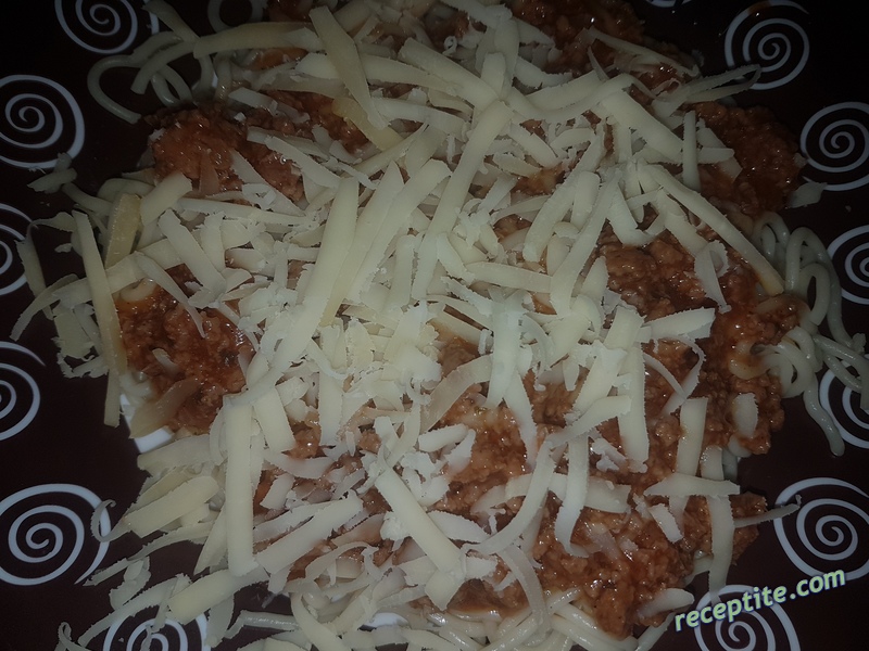 Снимки към Спагети в доматен сос с кайма