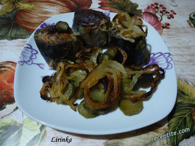 Снимки към Скумрия на фурна с кисели краставички и лук