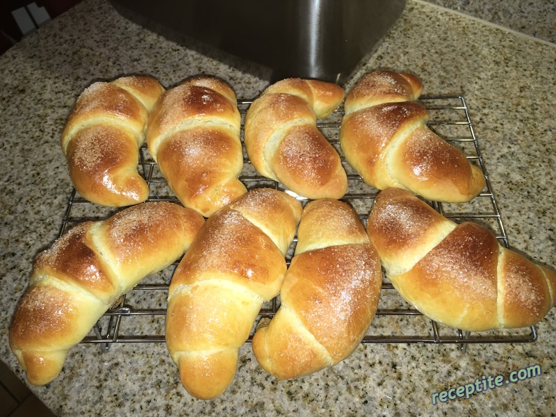 Снимки към Козуначени кифли на Венци