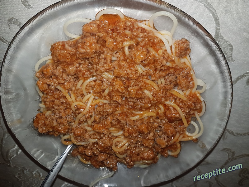 Снимки към Спагети с доматен сос, кайма и гъби