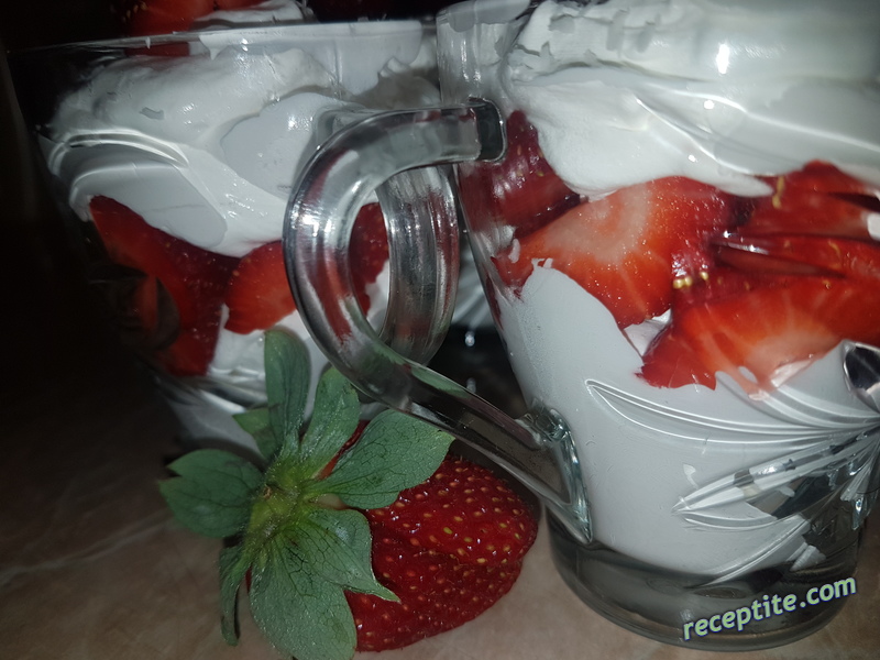Снимки към Ягоди със сметана, шоколад и кокос