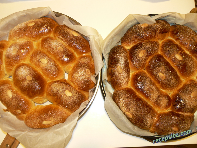 Снимки към Козунак и кифлички с плънка от какао и стафиди