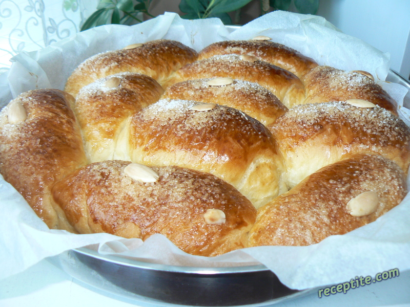 Снимки към Козунак и кифлички с плънка от какао и стафиди