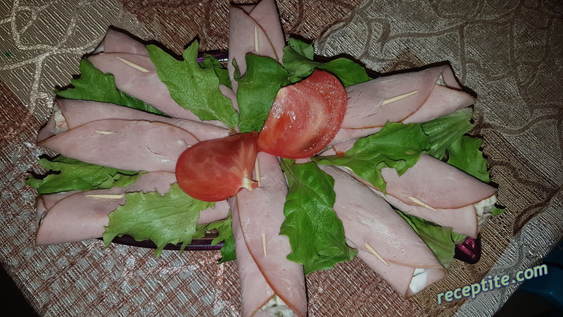 Снимки към Ролца от шунка с млечна салата