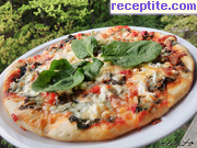 снимка 9 към рецепта Пица *Бяло, Зелено, Червено*