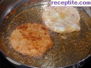 снимка 3 към рецепта Пържени кюфтенца върху канапе от домат