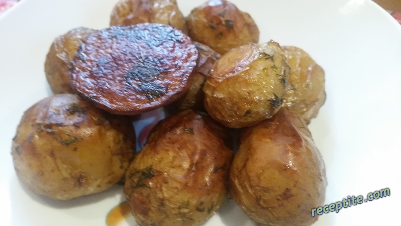 Снимки към Пресни картофи с чесън и копър на фурна