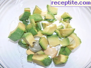 снимка 1 към рецепта Салата с варени яйца, авокадо и репички