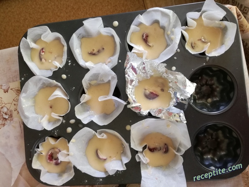 Снимки към Мъфини с черешова плънка