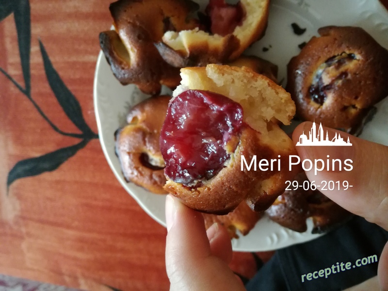 Снимки към Мъфини с черешова плънка