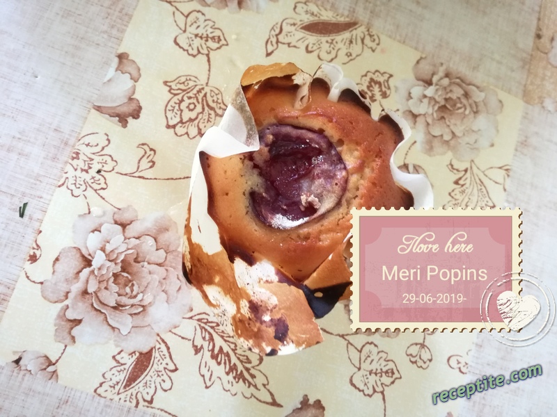 Снимки към Мъфини с черешова плънка