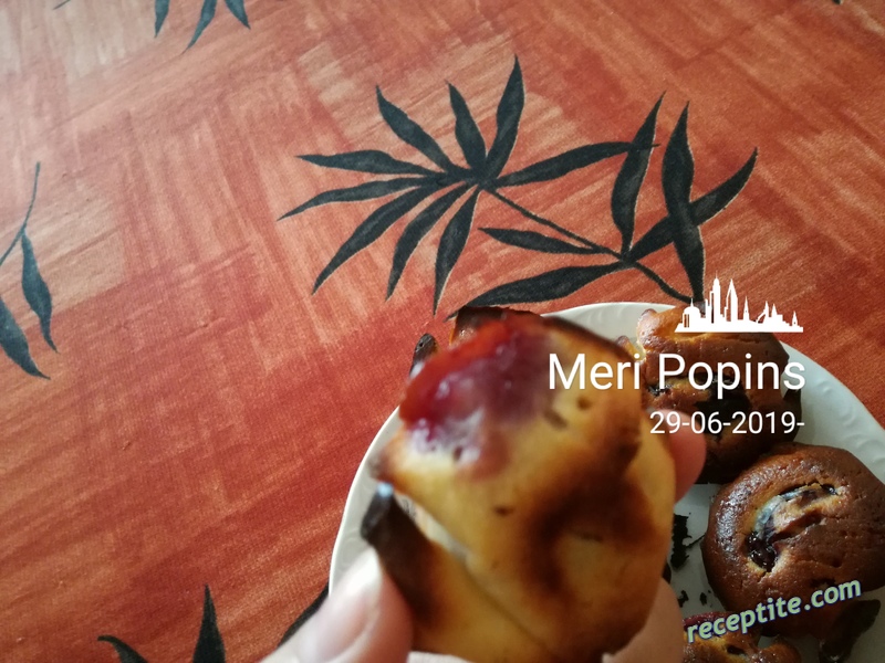 Снимки към Мъфини с черешова плънка